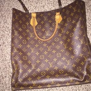 LV authentic bag asking 650 great condition !